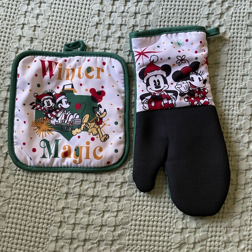 Mickey Mouse oven mitt set